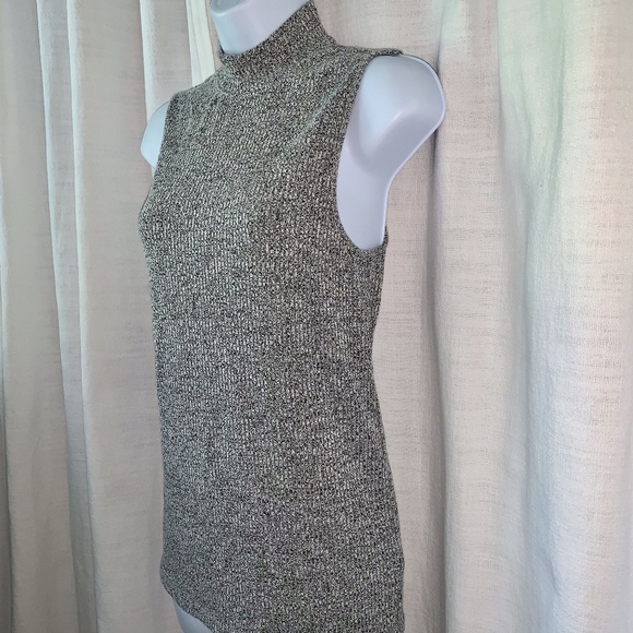 NWOT-GAP Heather Gray Ribbed Mock Neck Tank! - Picture 6 of 7